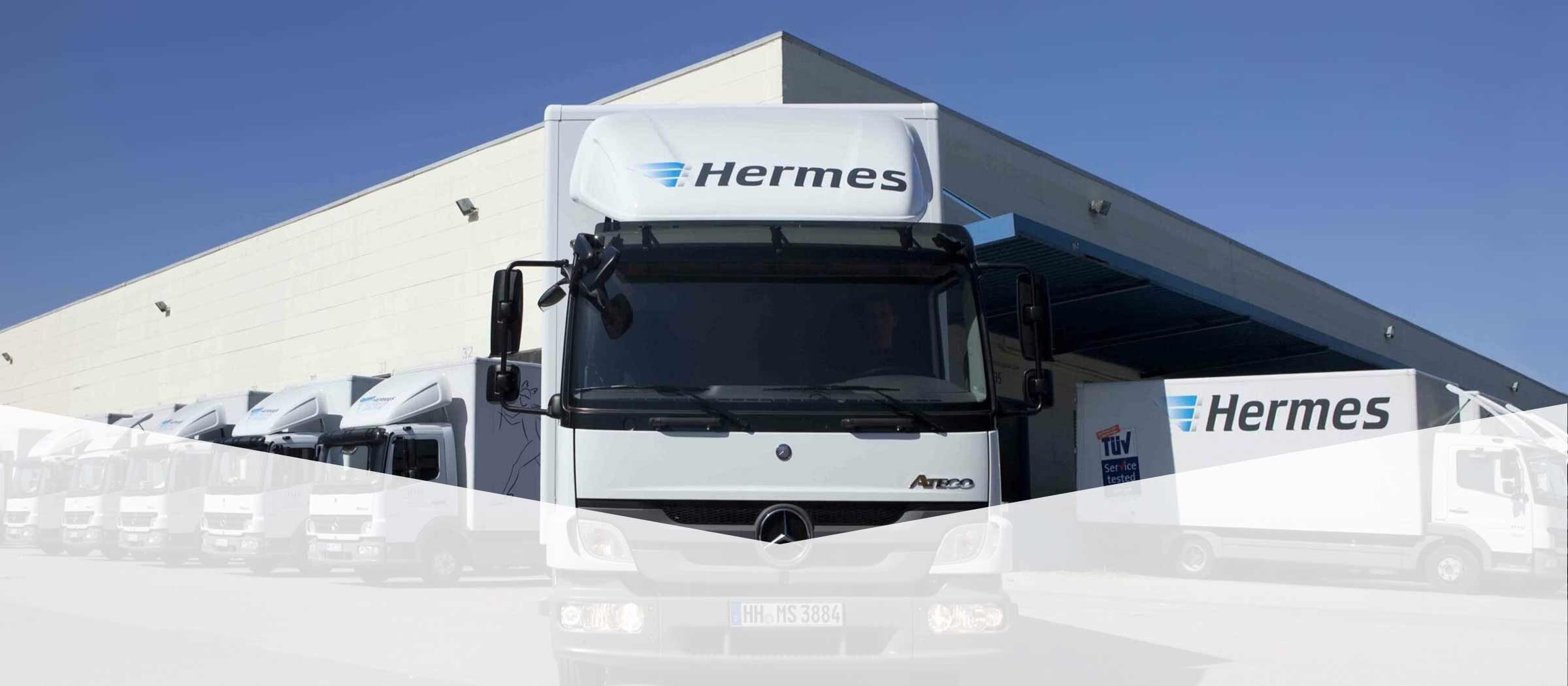 Acht Hermes-LKW vor großer Lagerhalle