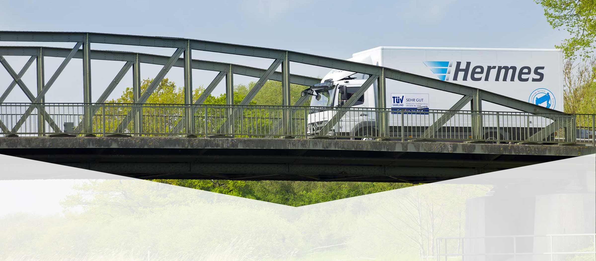 Hermes LKW auf einer Brücke