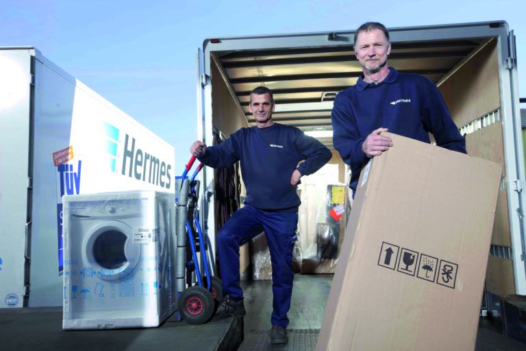 Zwei Männer vor LKW