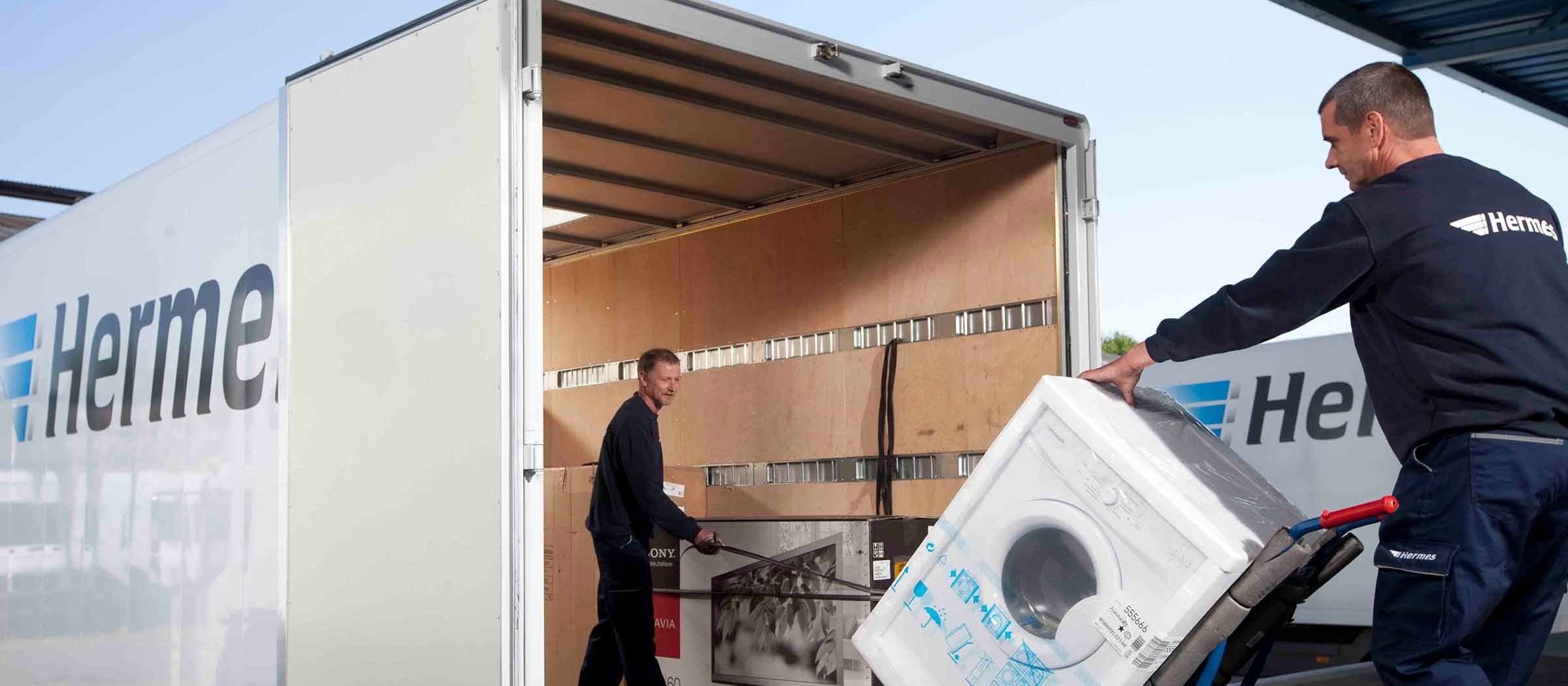 Mann belädt LKW mit Waschmaschine